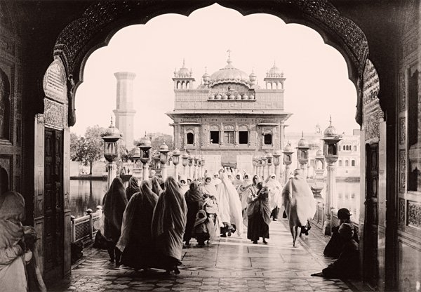 1907. Sikh women at Harmindar Sahib. Source: G T Facebook page
